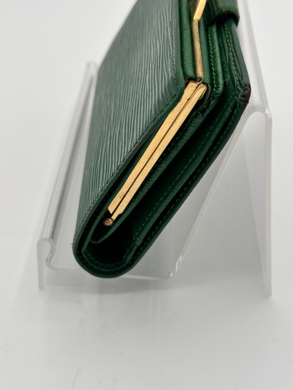 Epi Louis Vuitton Kiss Lock Wallet - Green with Gold Hardware