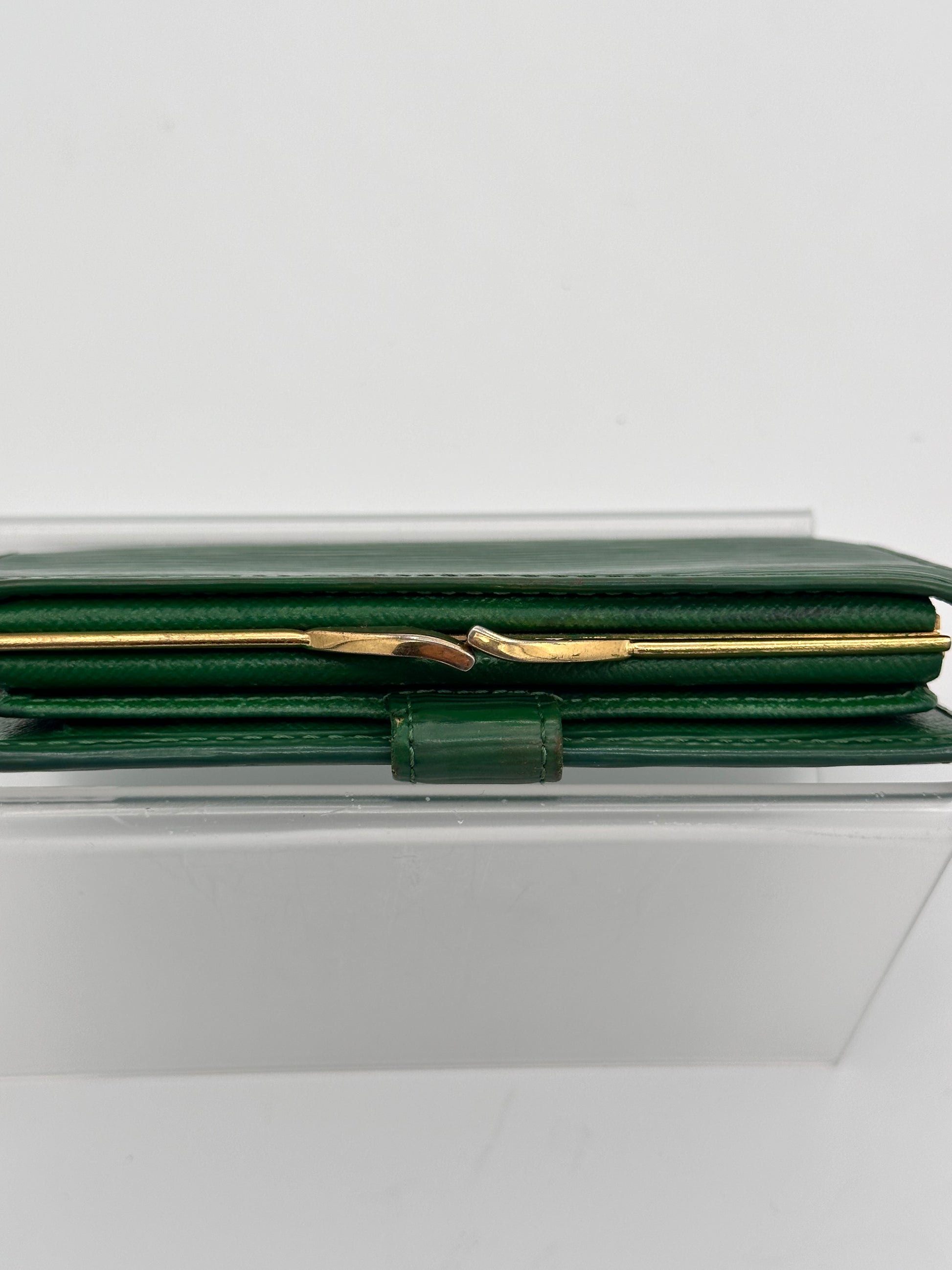 Epi Louis Vuitton Kiss Lock Wallet - Green with Gold Hardware