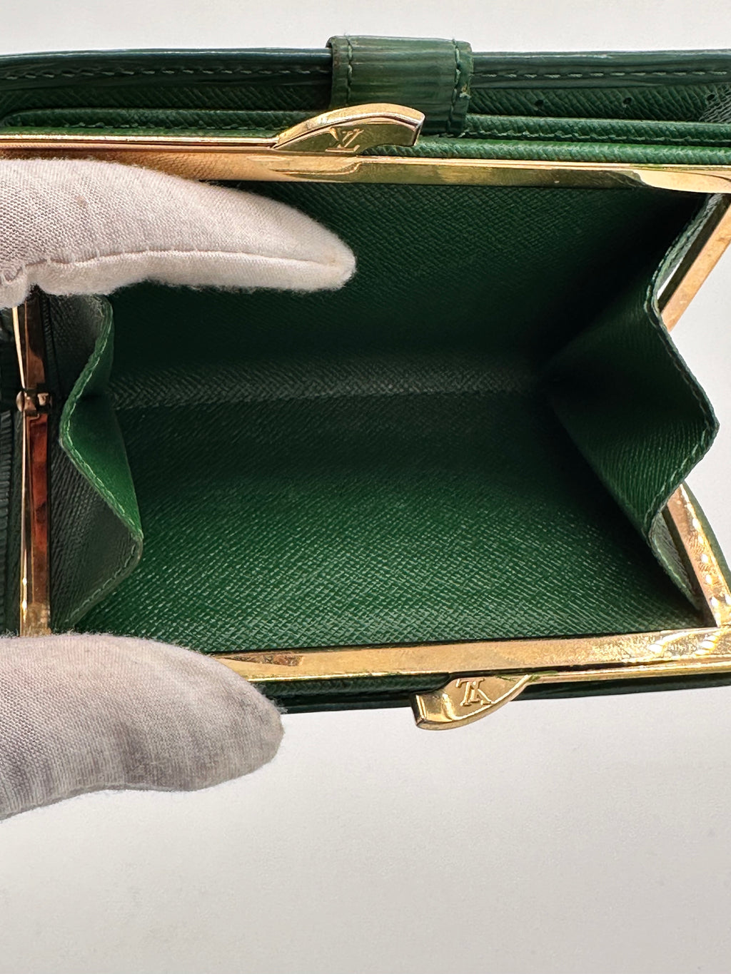 Epi Louis Vuitton Kiss Lock Wallet - Green with Gold Hardware